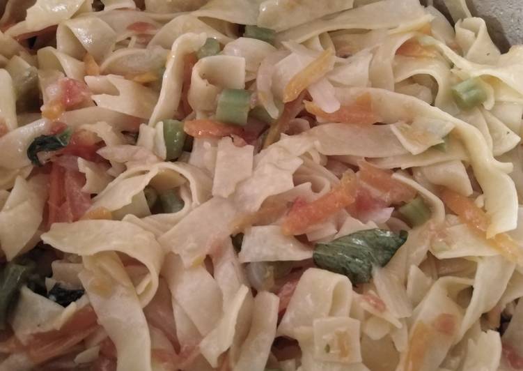 Fettuccine con mantequilla y verduras