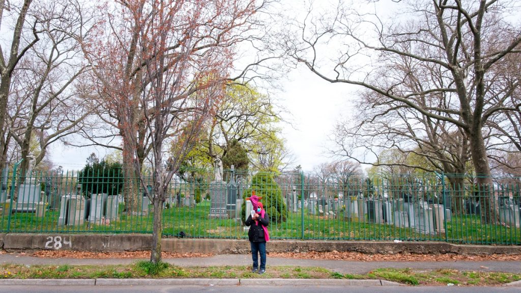 Así son los entierros de cadáveres en fosas comunes de Nueva York