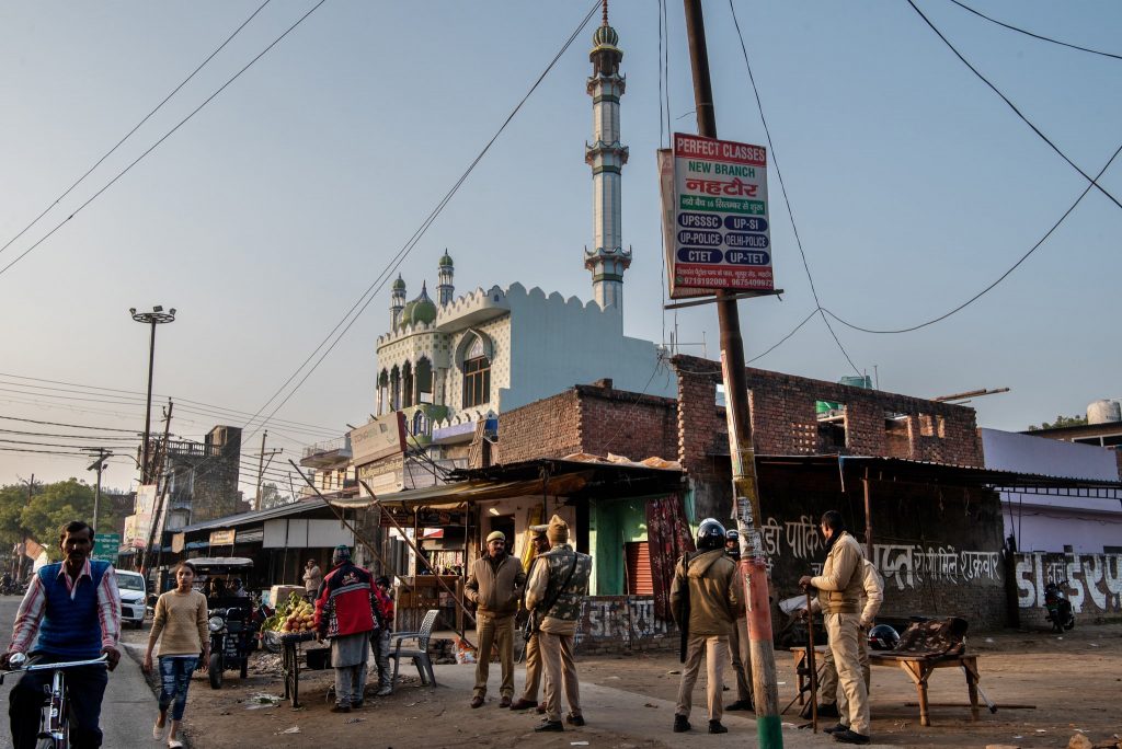 La policía india utiliza barras con ganchos para capturar a las personas que se saltan el confinamiento