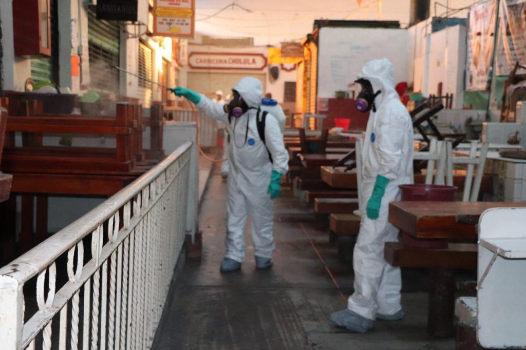 Comerciantes y autoridades, sanitizan el Cosme del Razo
