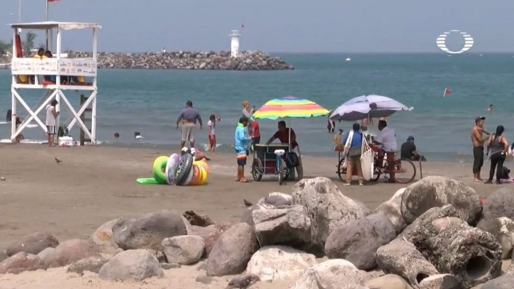 A pesar de crisis por coronavirus, vacacionistas abarrotan playa de Veracruz