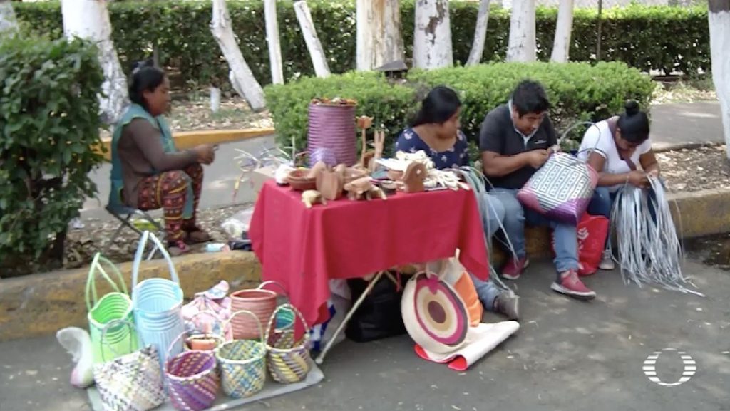 Artesano oaxaqueño intercambia productos por comida en la CDMX