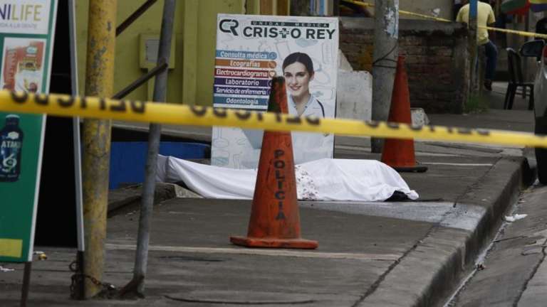 Dejan cadáveres en calles de Guayaquil por crisis de coronavirus