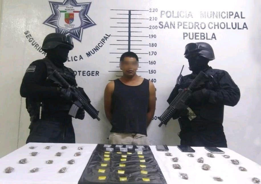 Presunto narcomenudista, detienen municipales