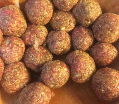 Albóndigas rellenas de espinacas y cilantro