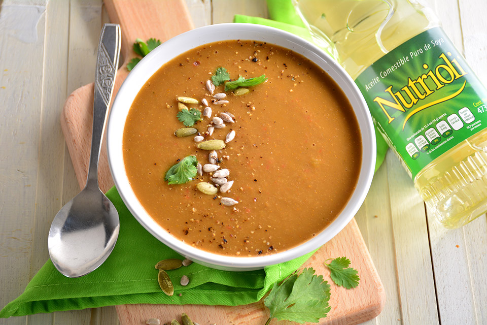 Sopa de lentejas, pimiento y cilantro