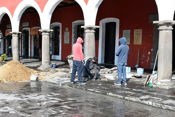 Atienden autoridades de San Pedro Cholula socavón en el portal Guerrero