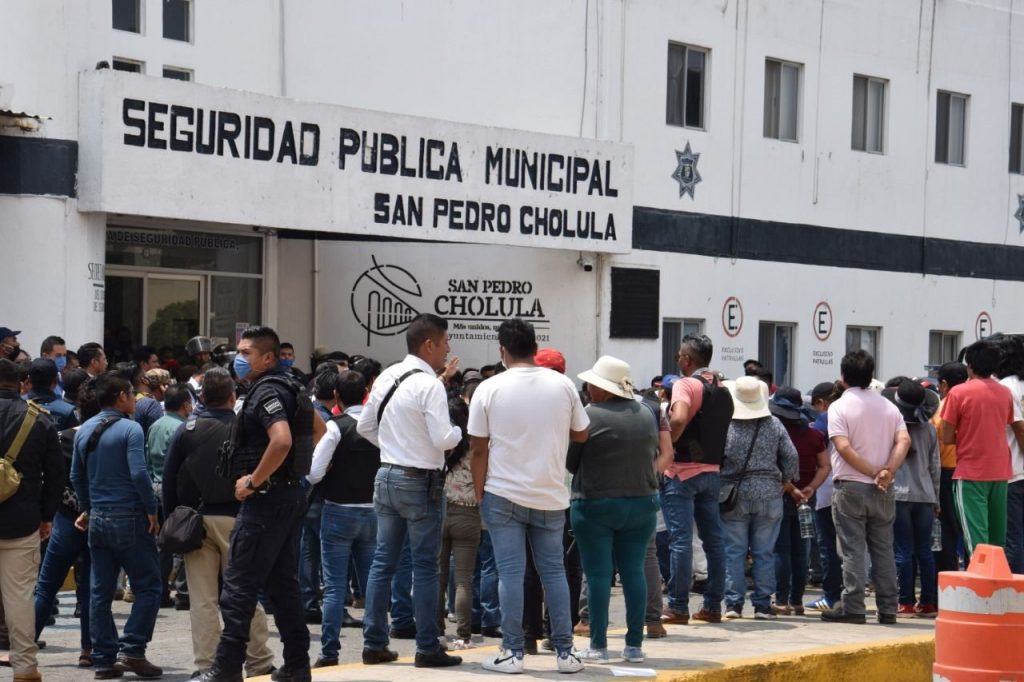 Coordinación metropolitana permite detención de presuntos delincuentes; vecinos dañan instalaciones de la SSC