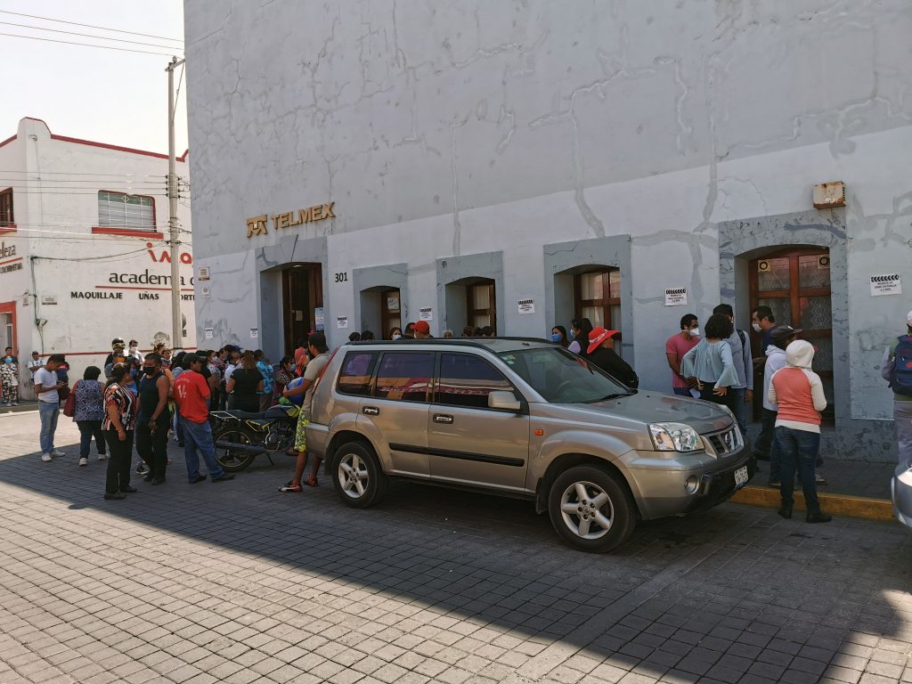 Filas largas en los bancos, 2 cajeros solamente