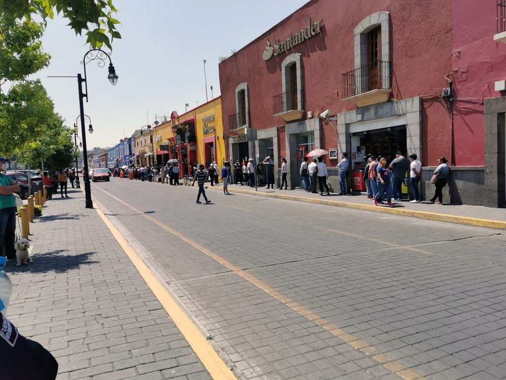 Filas largas en los bancos, 2 cajeros solamente