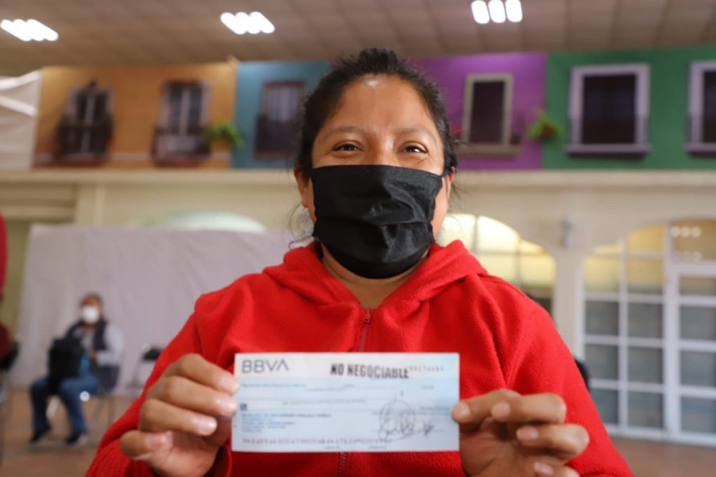 Entregan 300 becas educativas