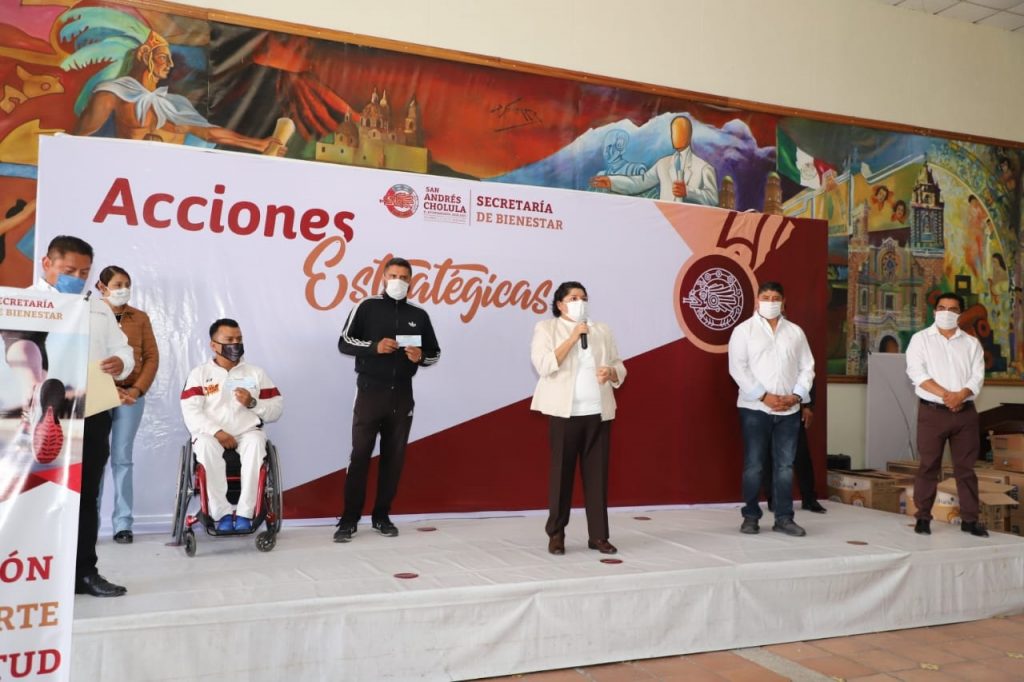 Karina Prez Popoca entrega apoyos econmicos y despensas a entrenadores deportivos