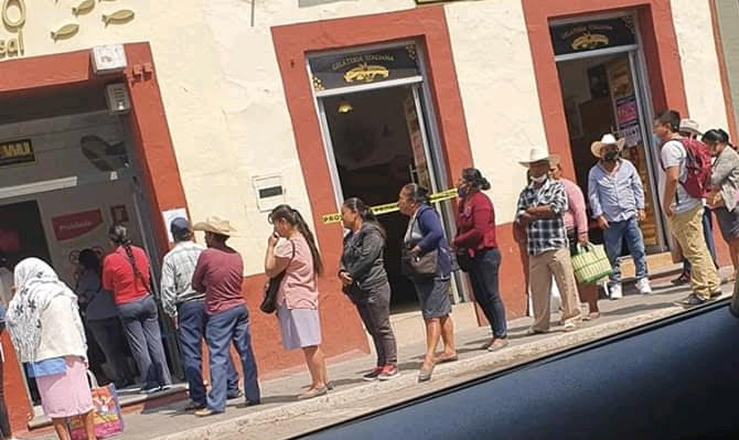 Entre angustia, y sin respetar medidas, cobran envíos