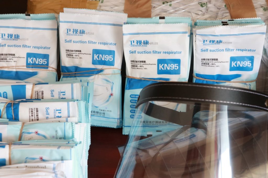 Comuna dona equipo de proteccin para mdicos y enfermas del Hospital General
