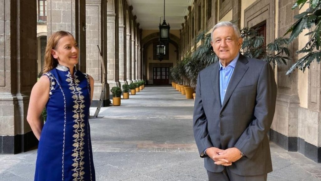 AMLO y Gutirrez Mller festejan a las madres este 10 de mayo con flores y Amor eterno