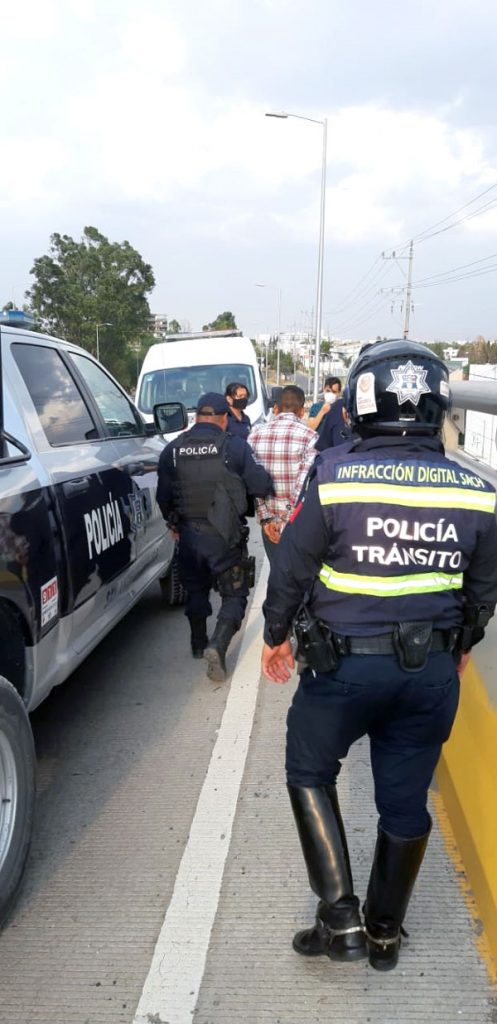 Policía evita se suicide