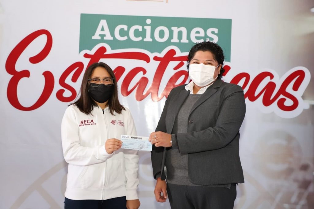 Deportistas reciben apoyos de manos de Karina Pérez Popoca