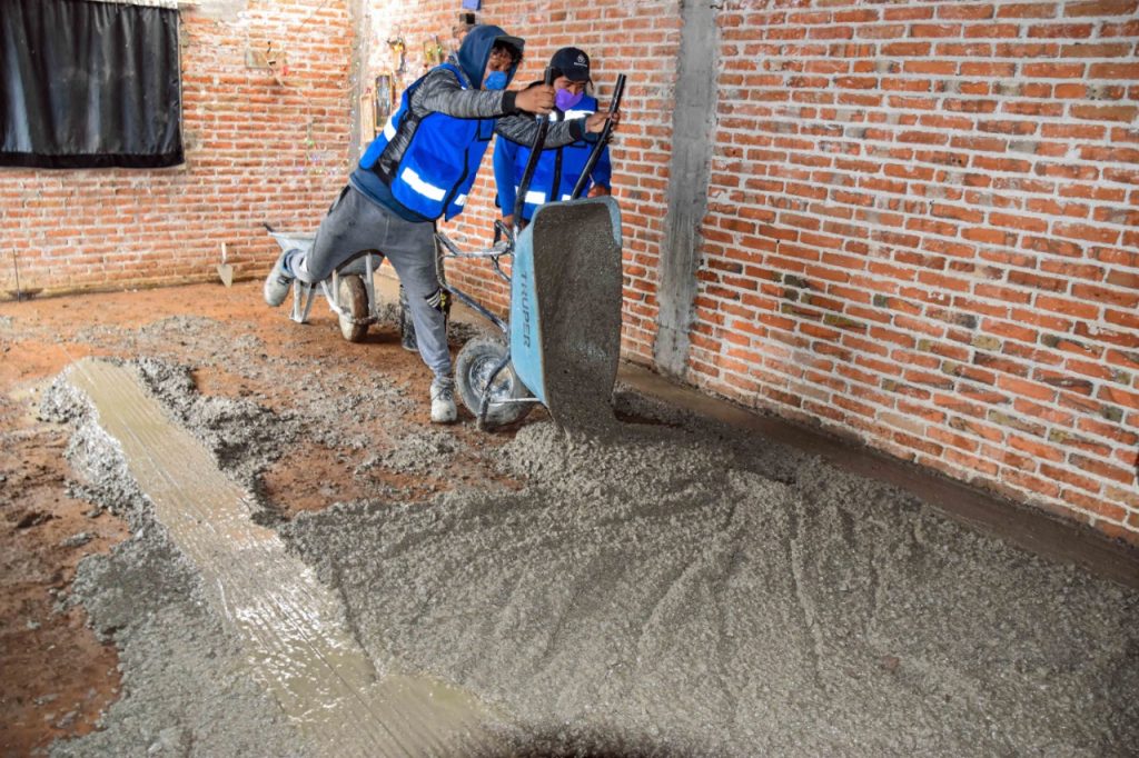 Van 255 familias de Coronango beneficiadas con acciones de Piso Firme