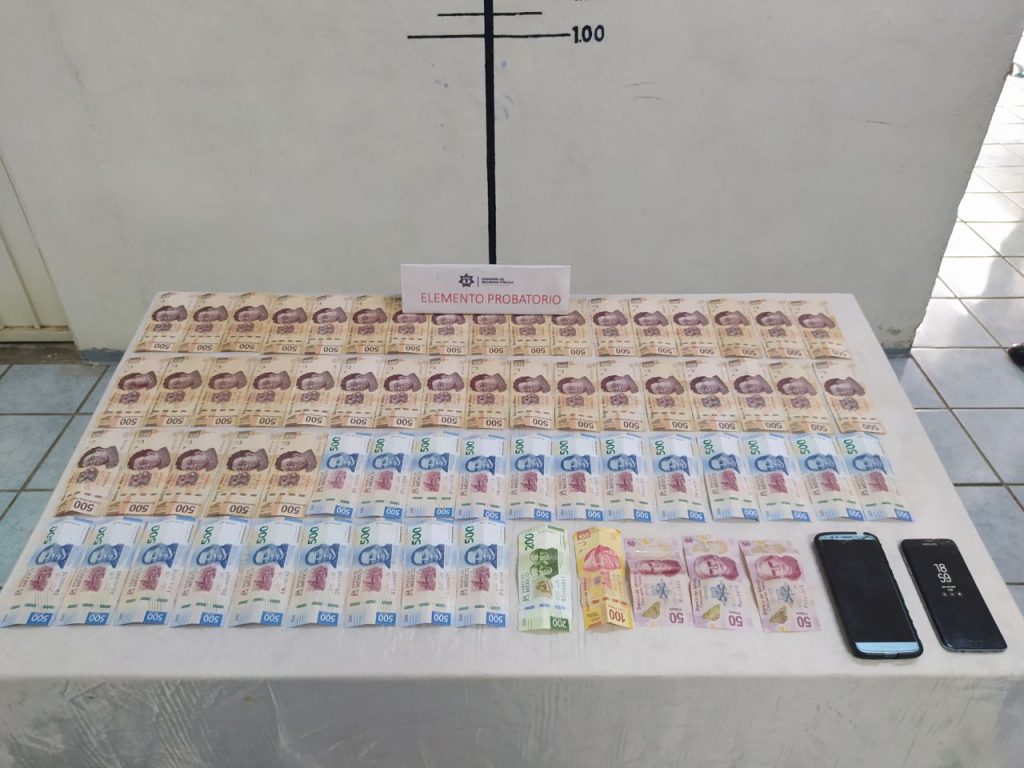 Detienen policías de San Pedro Cholula a sujeto que manejaba falsa patrulla