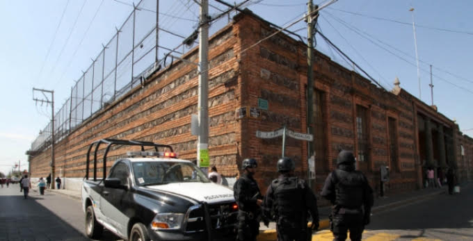Custodio, retenido y golpeado por convictos