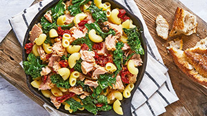 Ensalada de pasta con atún y kale 