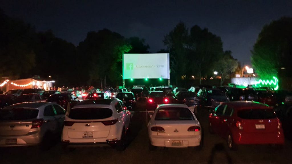 Abrió auto-cinema Cocodrilos