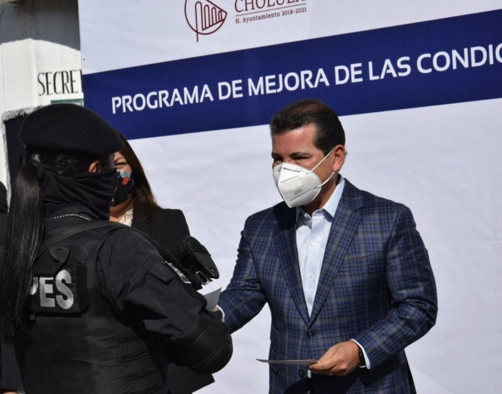 Reciben estímulos económicos policías de San Pedro Cholula
