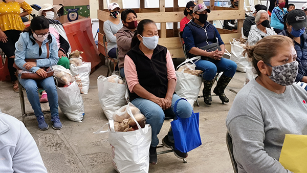 Recibieron paquetes alimentarios en Tonantzintla 