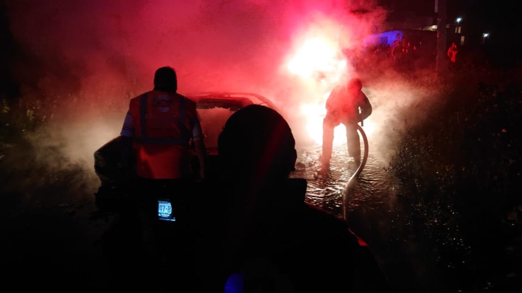 Bombero de Huejotzingo apagan vehículo incendiado