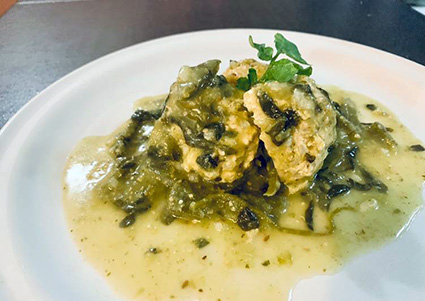 lbóndigas de pollo en salsa verde con verdolagas 