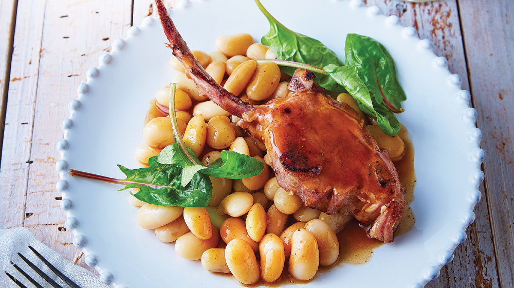 Costilla de cordero con alubia y hoja de espinaca 