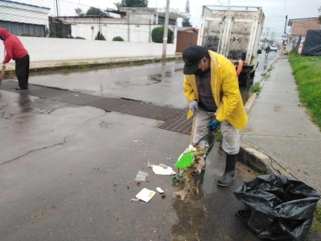 La basura sigue encharcando calles
