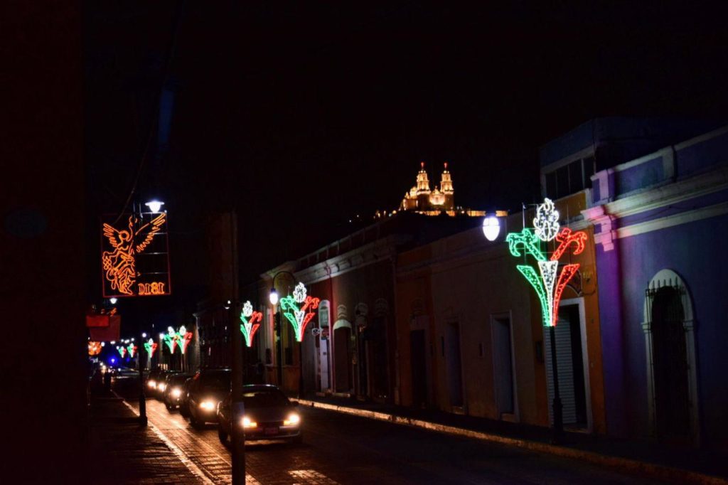 Encendió alcalde, adornos patrios en la ciudad 