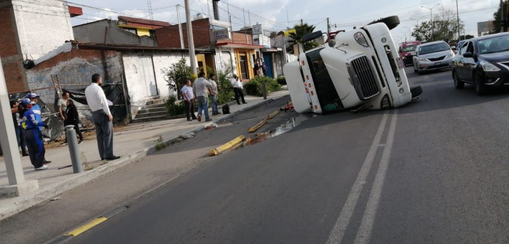Tráiler se voltea en Forjadores, altura de San Diego