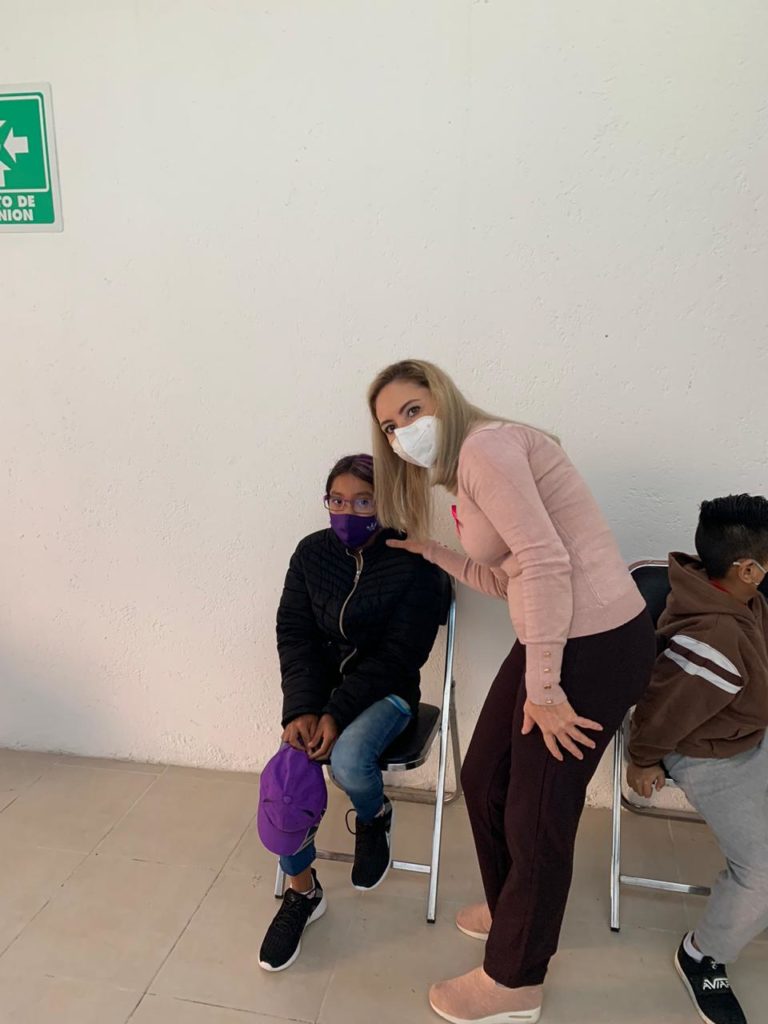 «La Fundación María de la Barreda” y Paola Angon, donan anteojos