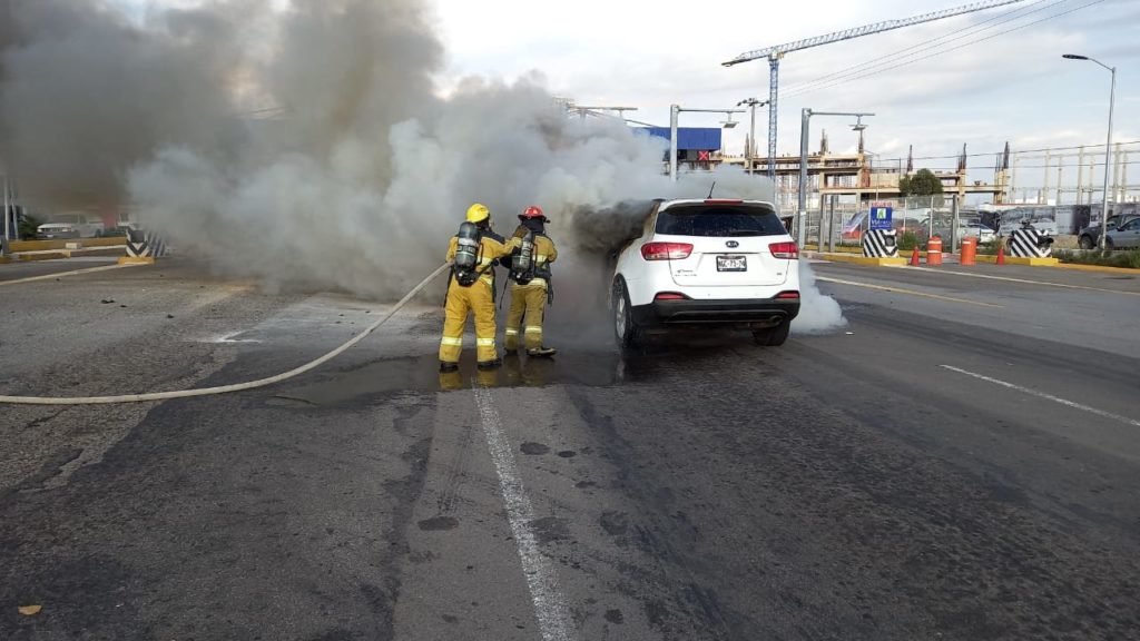 Se incendió carro en Atlixcáyotl, lo apaga PC d San Andrés Cholula