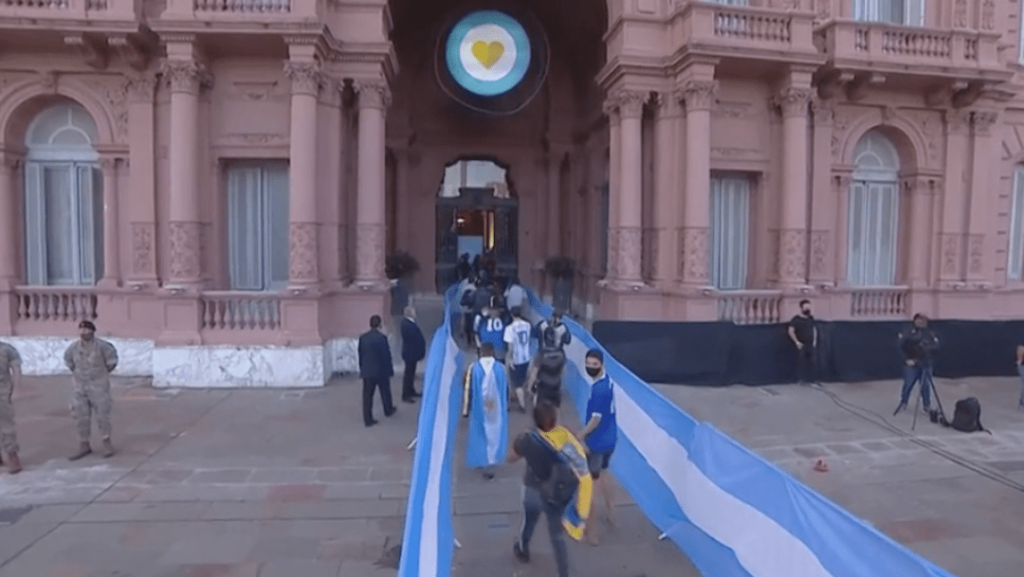Abren velatorio público de Maradona en la Casa Rosada, Argentina le da el último adiós