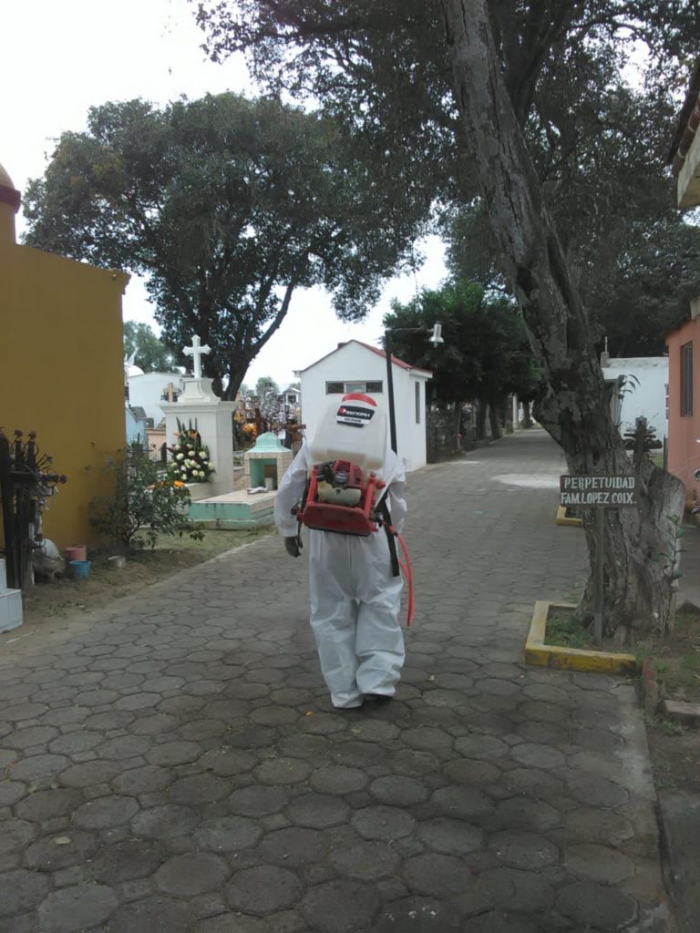 Desinfectaron los panteones una vez más