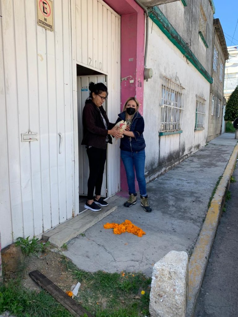 Fundación María de la Barreda y Paola Angon, entregan gallinas ponedoras
