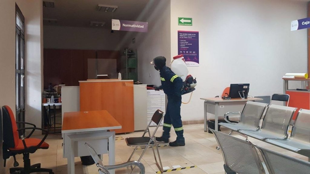 Siguen desinfectando espacios públicos 