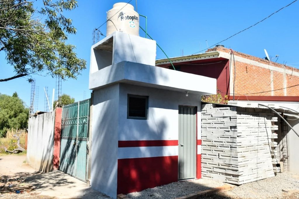 Reciben familias de Coronango cuarto de baño completo del programa Dignificando Hogares