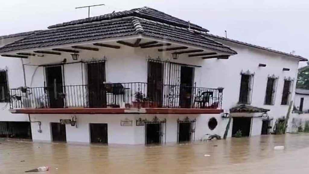 Lluvias inundan Tapijulapa, único pueblo mágico de Tabasco; reportan dos muertos