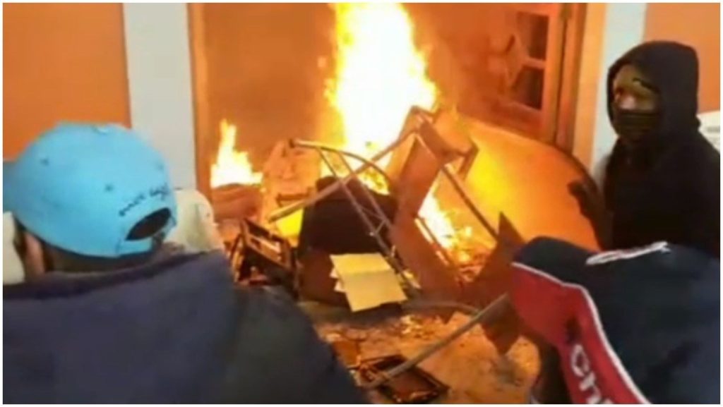 Pobladores incendian y saquean la presidencia municipal de Chignautla, Puebla
