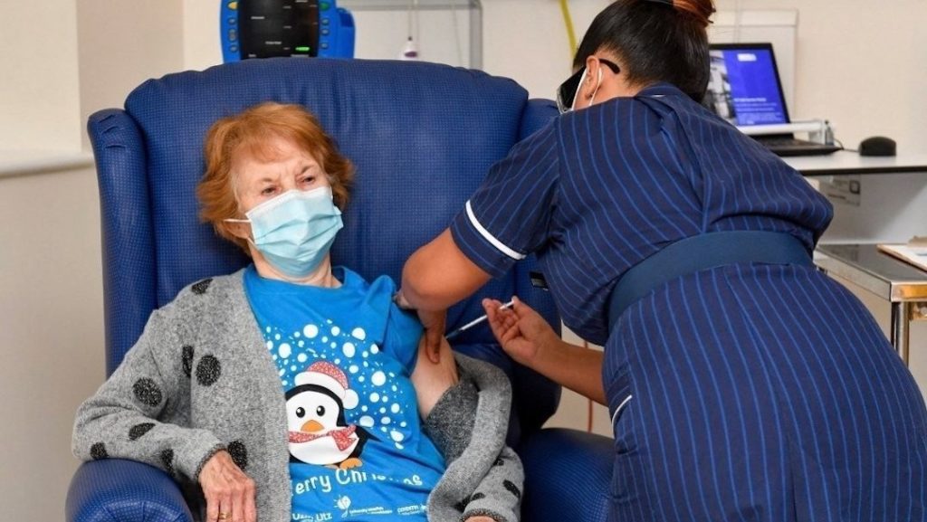 Reino Unido inicia vacunación contra COVID-19, mujer de 90 años, primera del mundo en recibirla