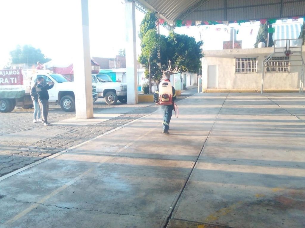 Continúan desinfectando espacios públicos 
