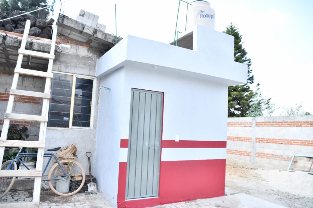Reciben familias de Coronango cuarto de baño del programa Dignificando Hogares