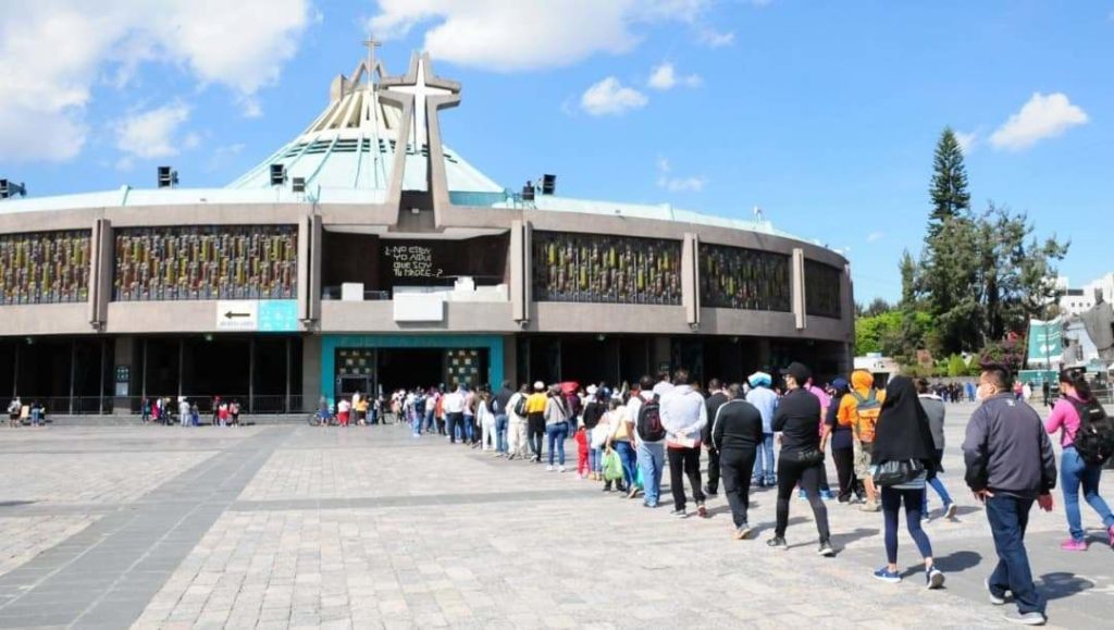 Peregrinos golpean a personal de Protección Civil en la Basílica