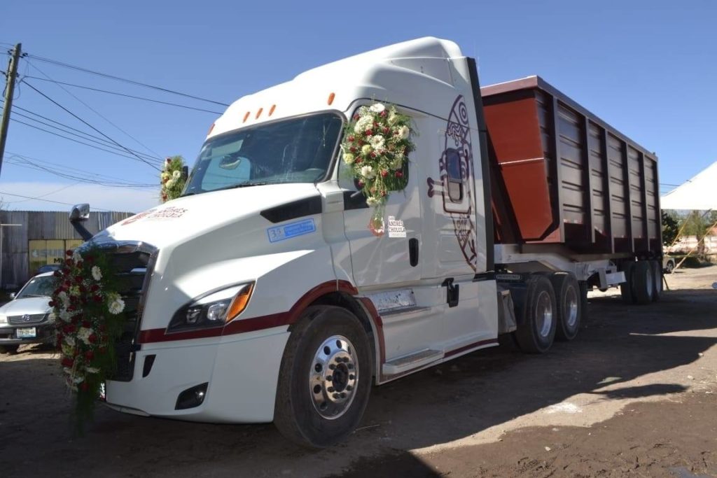 Productores de Tehuiloyocan, recibieron tracto-camión