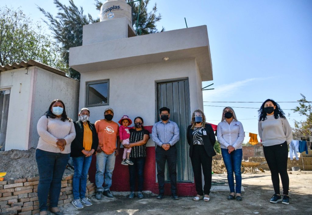En Ocotlán Toño Teutli, entregó cuartos de baño