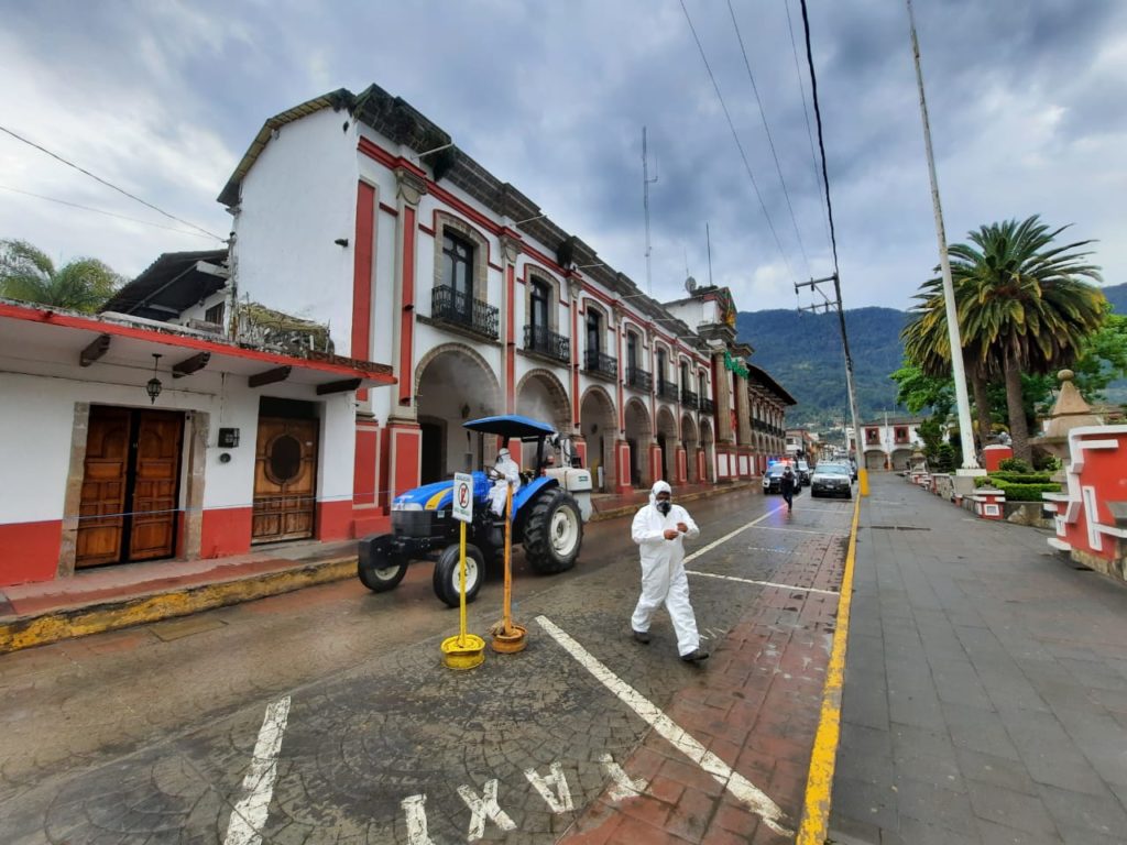 Fumigan y desinfectan calles del Pueblo Mágico de Tetela de Ocampo